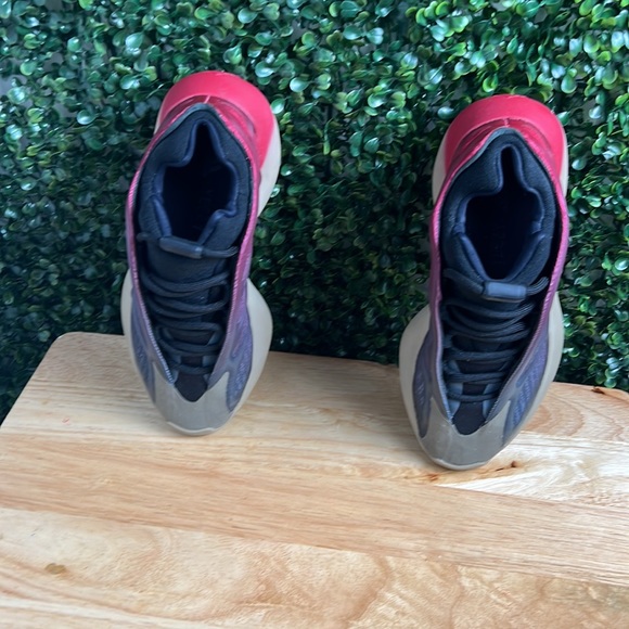 Yeezy 700 - Picture 2 of 3